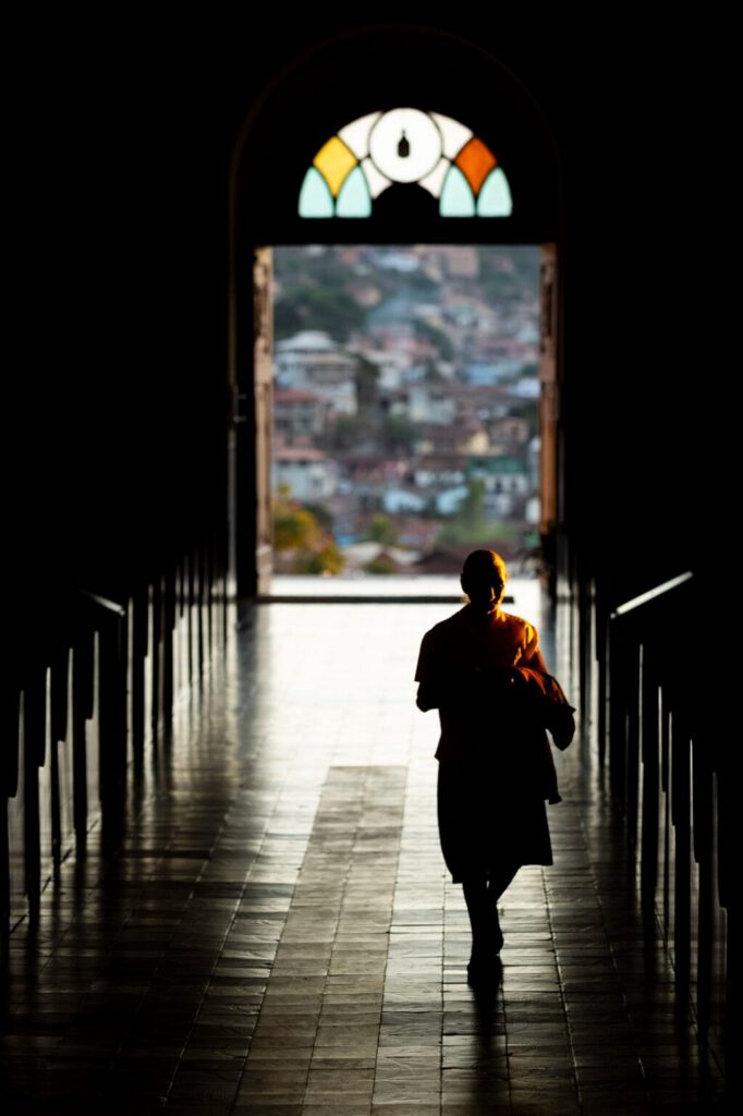 Fotografe o Jubileu: silhueta de fiel caminhando para a porta da igreja