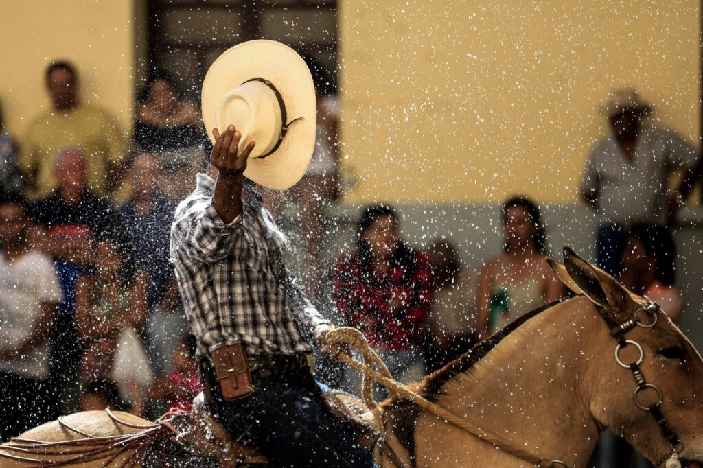 Fotografe o Jubileu: cavaleiro acena com o chapéu durante cavalgada