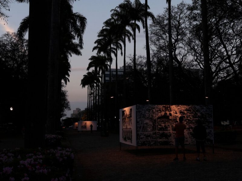 Circuito Fotografia e Patrimônio: cubo de exposição iluminado em praça ao anoitecer