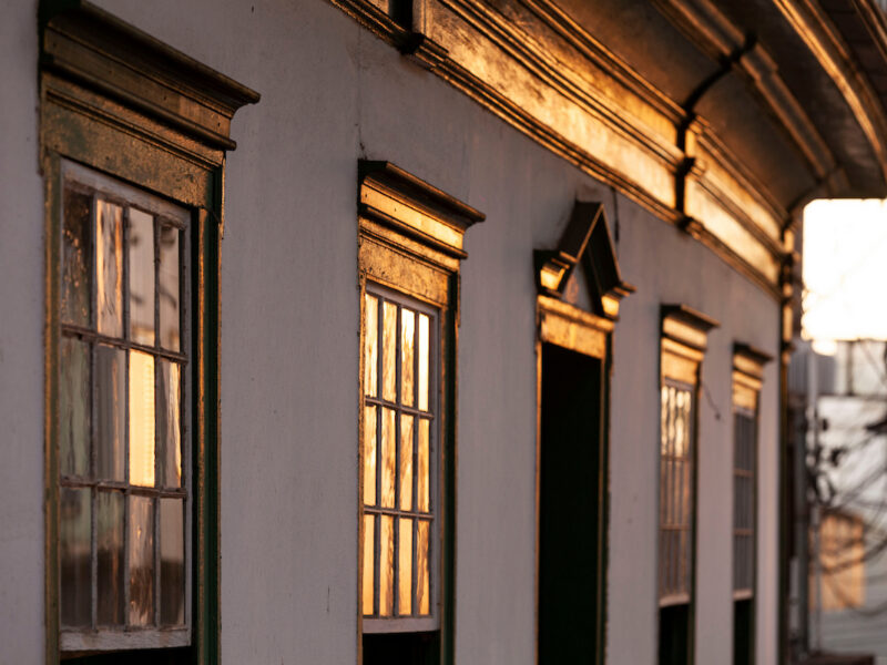Toda história tem endereço: fachada de casarão em Itabira à luz do fim de tarde