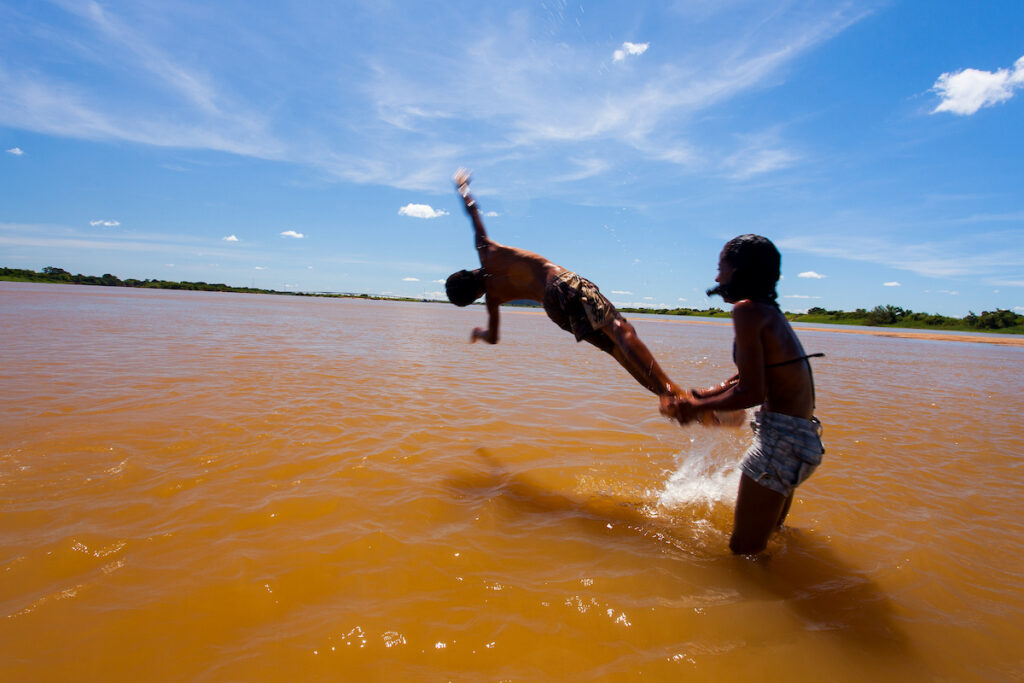 Os Chicos: meninos brincam de dar saltos no rio São Francisco em Bom Jesus da Lapa (BA)