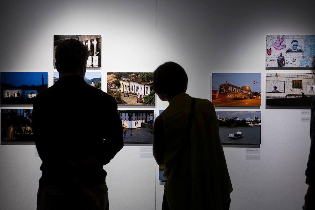 Bruto e Imperfeito: visitantes em silhueta na exposição da NITRO no Centro de Fotografia de Montevidéu