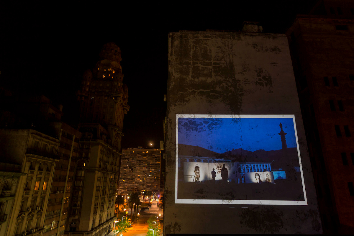 Bruto e Imperfeito: fotografia projetada em prédio de Montevidéu à noite