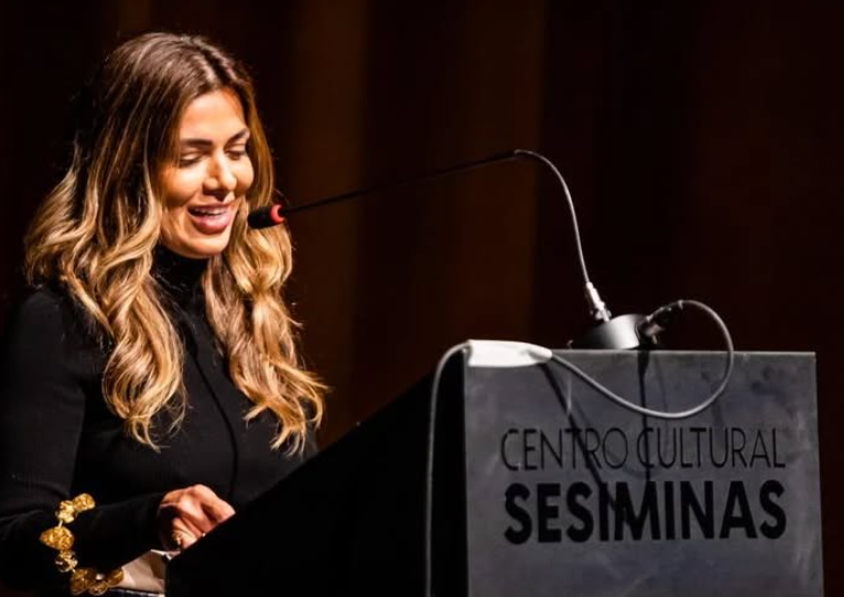 Karla Bittar, gerente de cultura do Sesiminas, discursa no púlpito do Centro Cultural Sesiminas