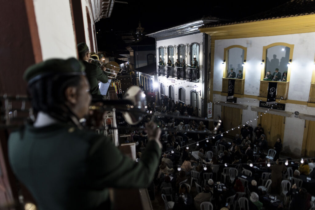 Sebrae Rotas Turísticas: bolerata no Serro (MG), músicos tocam da sacada do casarão colonial