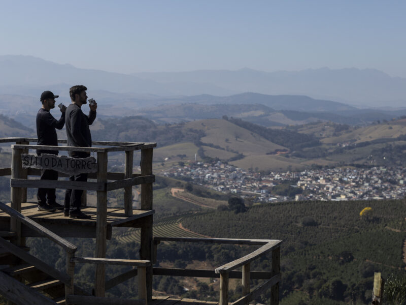Sebrae Rotas Turísticas: visitantes no mirante sobre Carmo de Minas (MG)