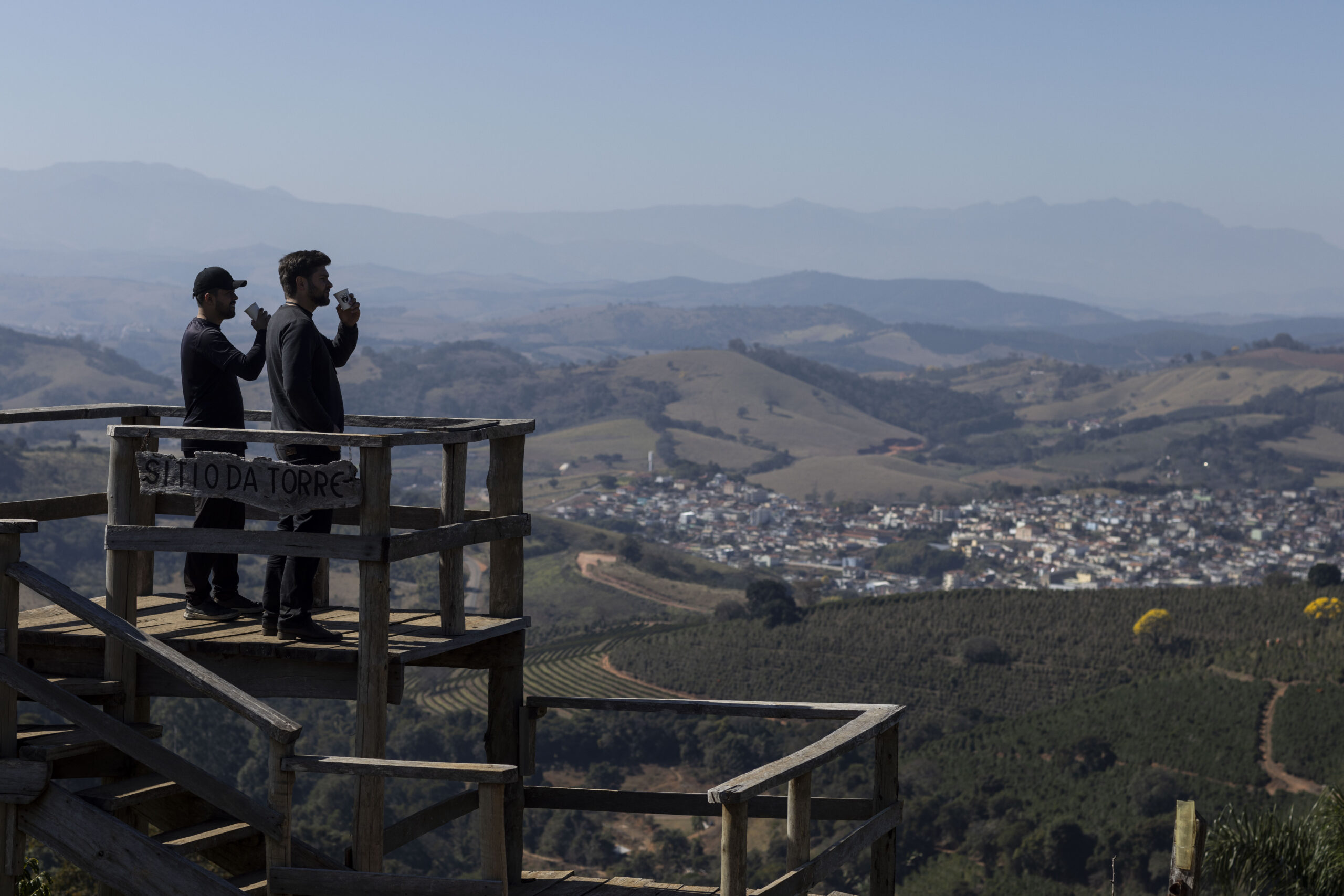 Sebrae Rotas Turísticas: visitantes no mirante sobre Carmo de Minas (MG)