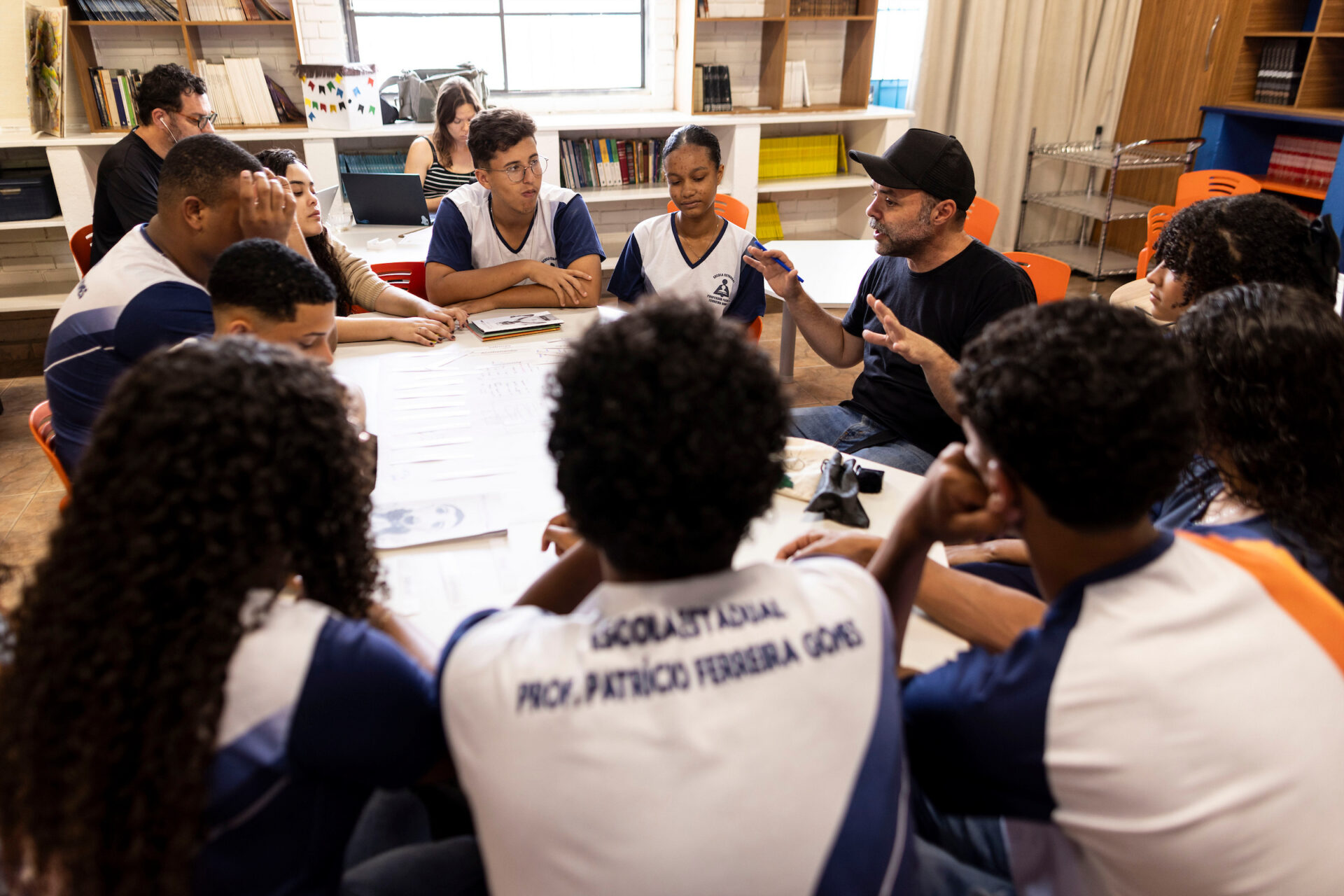 Moradores Educação: estudantes em roda de conversa na biblioteca