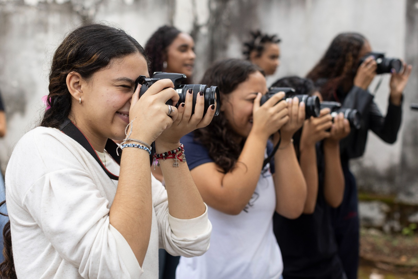 Moradores Educação: estudantes fotografam lado a lado durante oficina