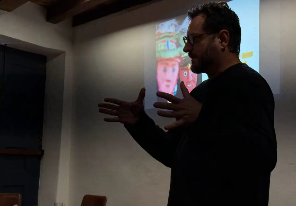 Diretor apresenta o filme Tempo Vário com projeção ao fundo