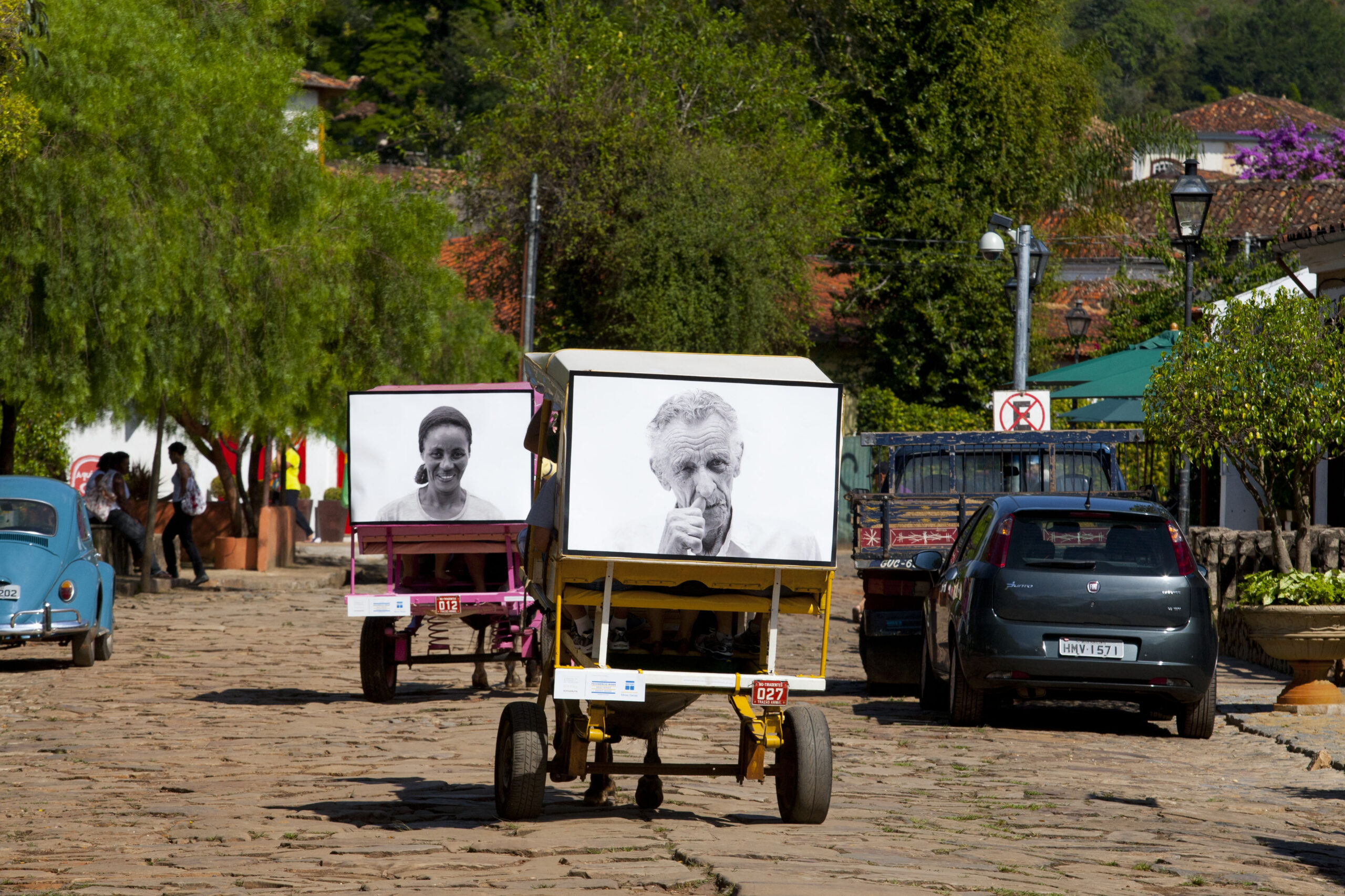 Projeto Moradores em Tiradentes: retratos expostos em charretes nas ruas de pedra