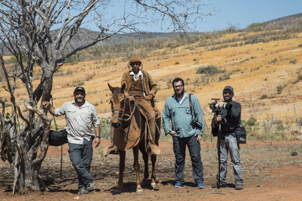 Equipe de documentação da arara-azul-de-lear com vaqueiro a cavalo na caatinga de Paulo Afonso (BA)