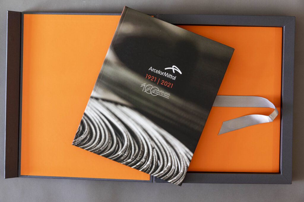 Livro ArcelorMittal 1921–2021, realizado pela NITRO para a campanha do centenário