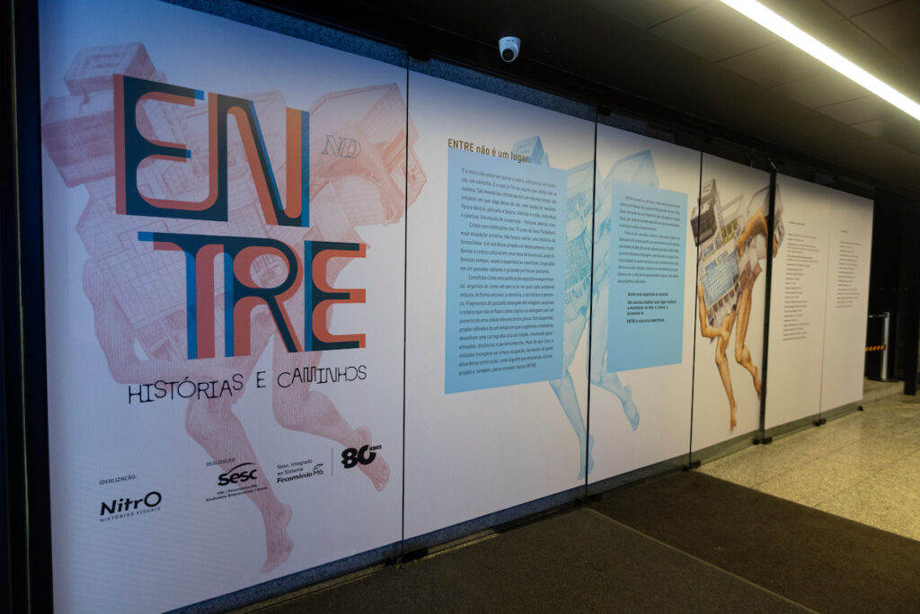 Exposição ENTRE: Histórias e Caminhos, painéis de abertura no Sesc Palladium em Belo Horizonte