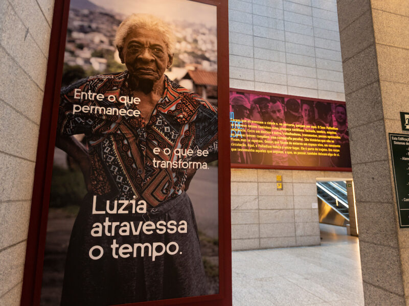 Exposição ENTRE: painel com retrato de Luzia e a frase Luzia atravessa o tempo, no Sesc Palladium