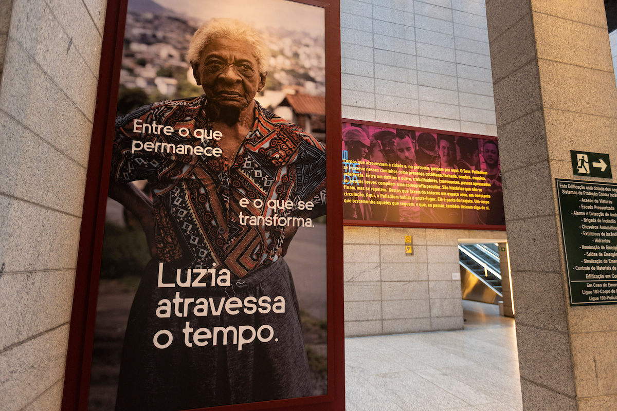 Exposição ENTRE: painel com retrato de Luzia e a frase Luzia atravessa o tempo, no Sesc Palladium