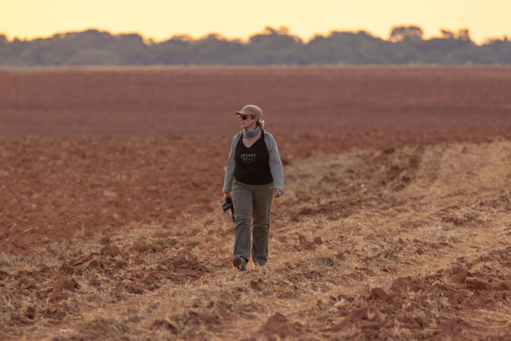 ANTA – O filme: pesquisadora caminha em campo arado ao entardecer