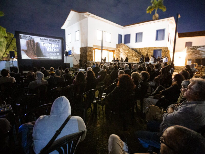 Exibição do filme Tempo Vário ao ar livre em Mariana (MG), diante de casarão colonial