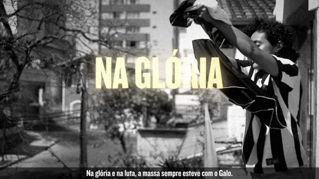 Ambev, o manifesto das torcidas: torcedor do Atlético agita bandeira na sacada