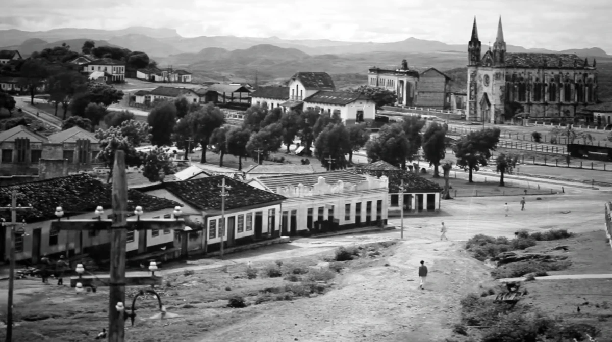 Assis Horta, o guardião da memória: fotografia antiga de cidade mineira em preto e branco