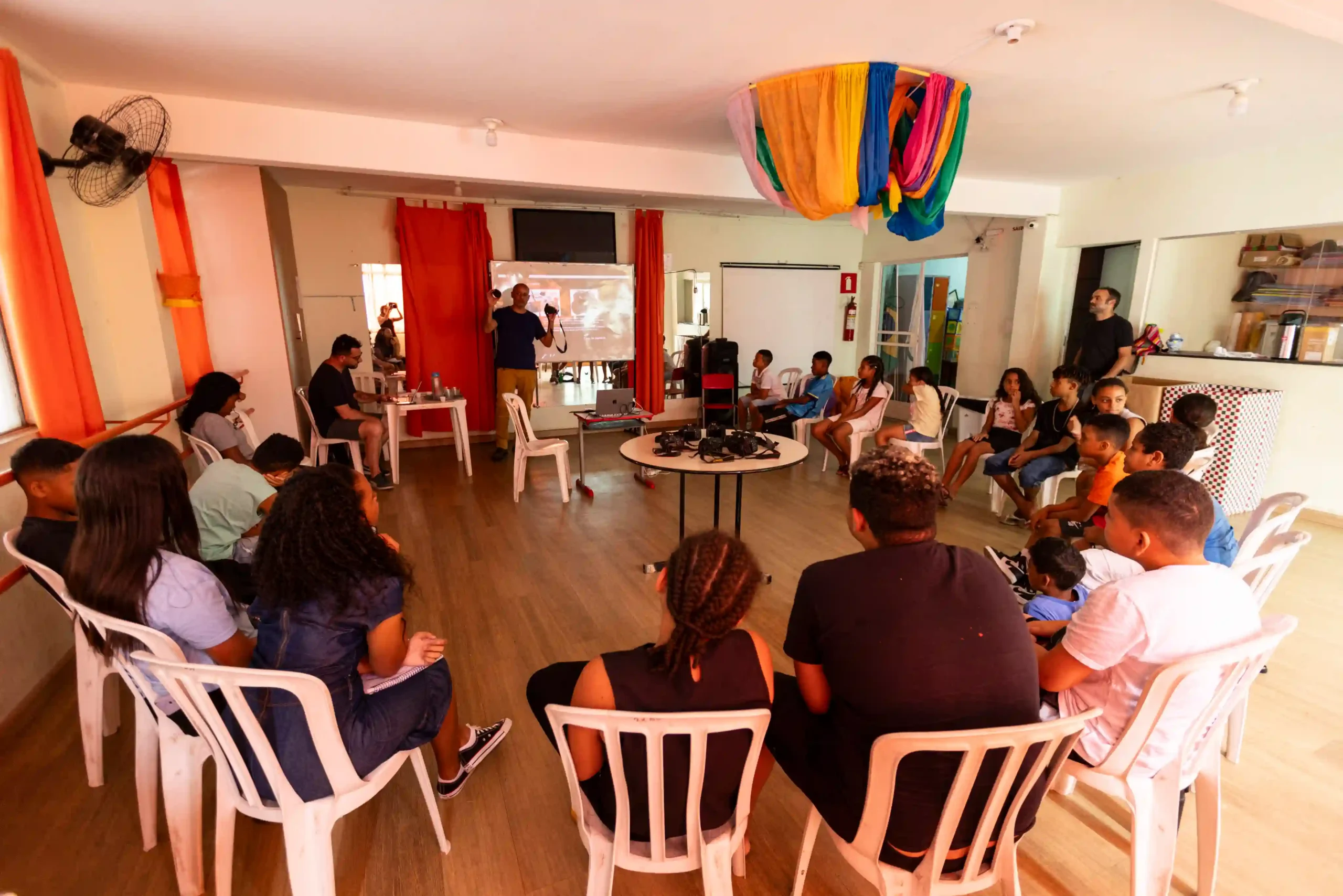 GCriva: crianças e educadores em roda durante oficina de fotografia