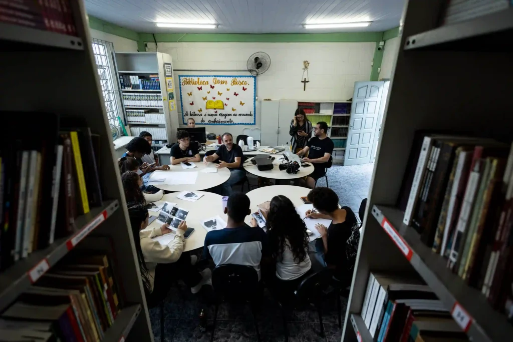 Moradores Educação: estudantes reunidos na biblioteca da escola
