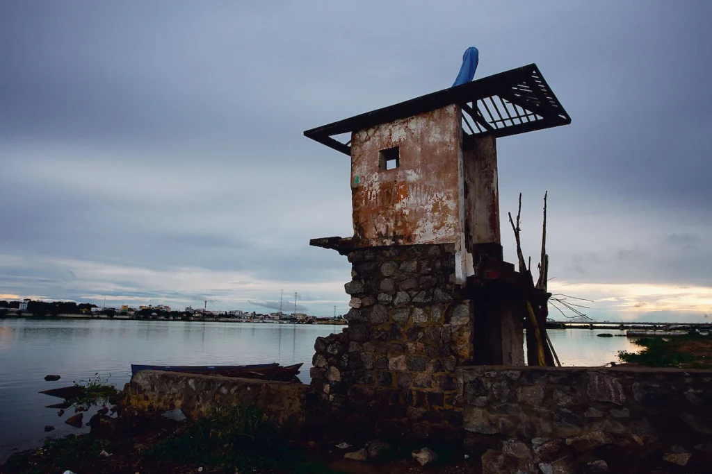 Os Chicos: construção de pedra em ruínas à beira do rio São Francisco