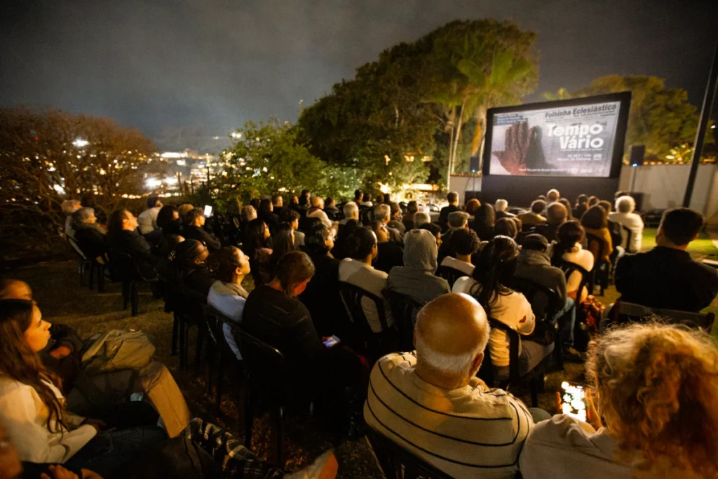 Exibição de Tempo Vário em Mariana: público assiste ao filme em telão ao ar livre