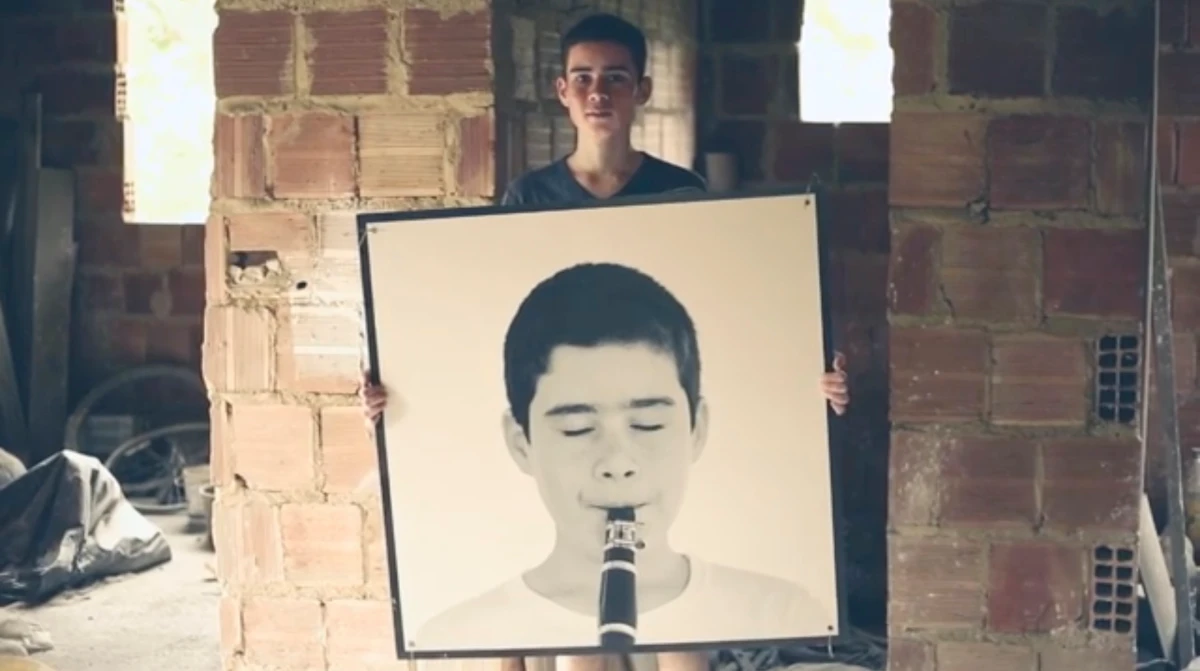 Você me deixou perder a hora: jovem segura retrato em que toca clarinete