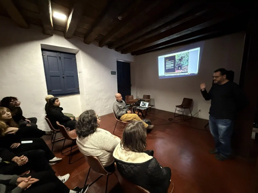 ND: novas possibilidades narrativas: oficina em sala de casarão antigo com projeção
