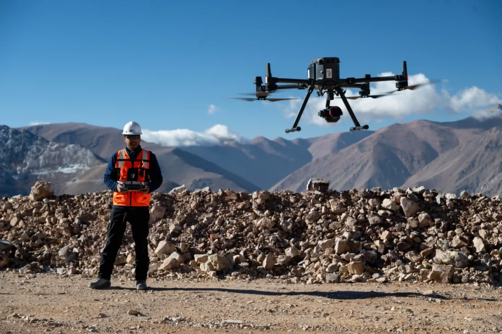 Lundin Mining: operador com controle remoto pilota drone na mina