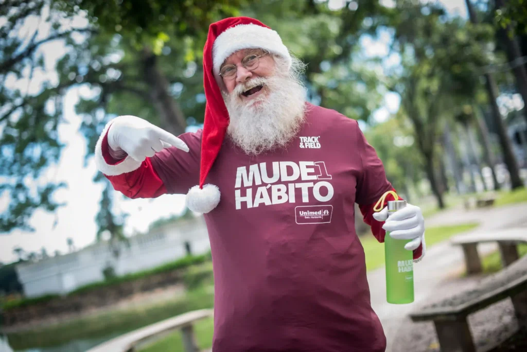 Unimed: Papai Noel com camiseta da campanha Mude um Hábito