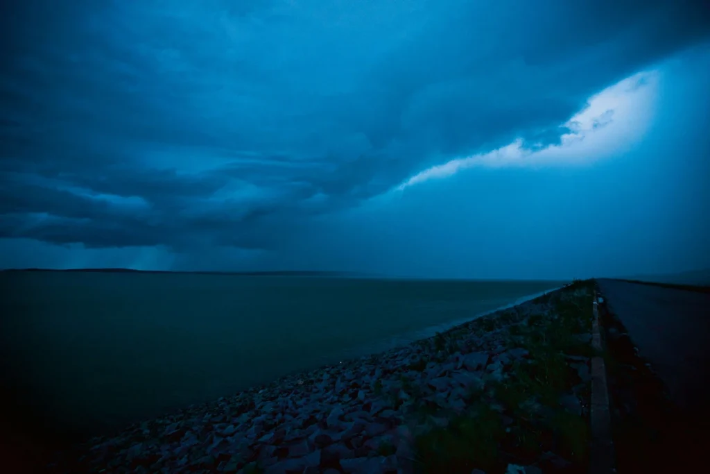 Os Chicos: tempestade se aproxima sobre o rio São Francisco