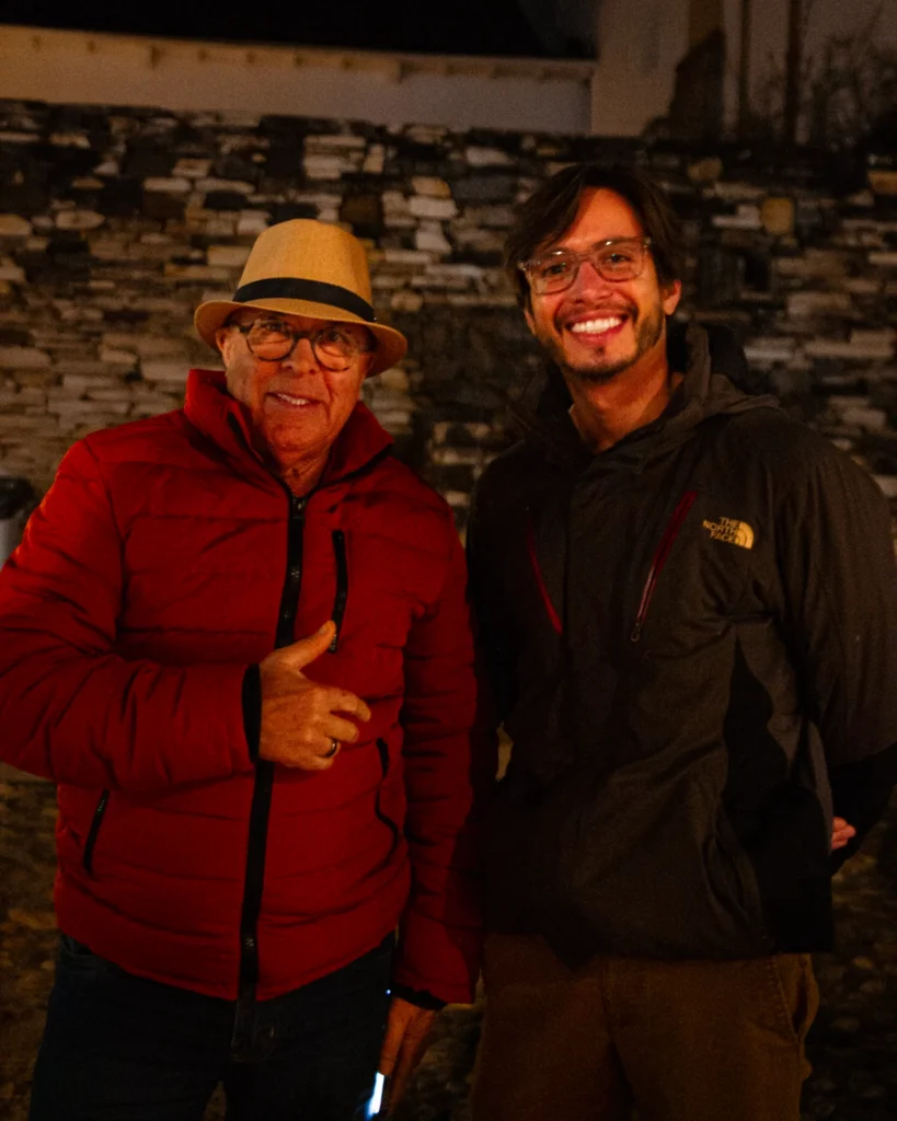Exibição de Tempo Vário em Mariana: dois convidados posam sorridentes