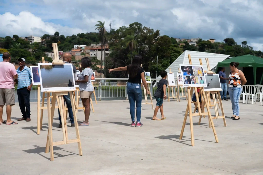GCriva: exposição de fotos em cavaletes ao ar livre