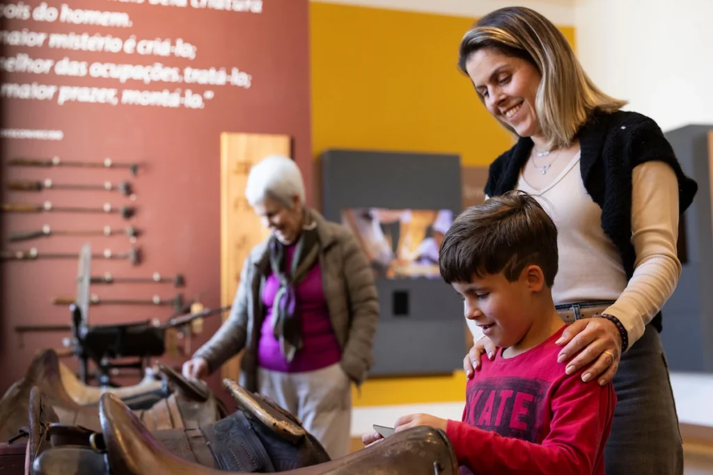 Sebrae Origem e Experiências Turísticas: menino conhece selas em museu com a família