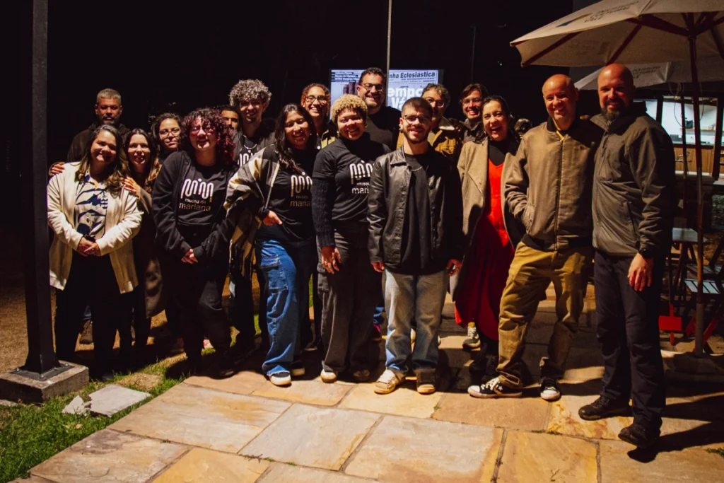 Exibição de Tempo Vário em Mariana: equipe do filme reunida em foto de grupo