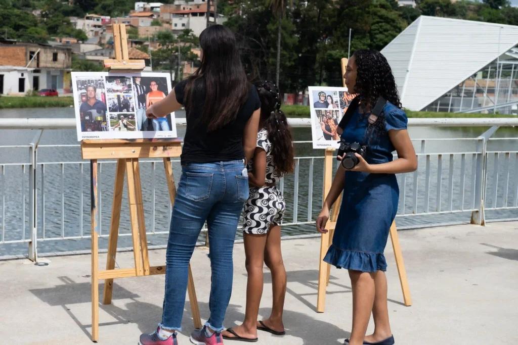 GCriva: meninas montam exposição de fotos em cavaletes
