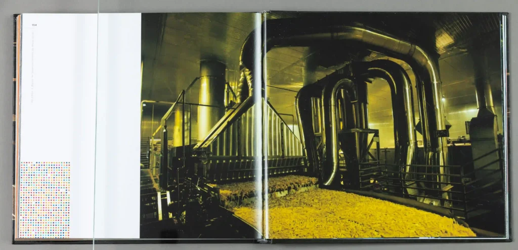 Livro aberto em foto de interior industrial