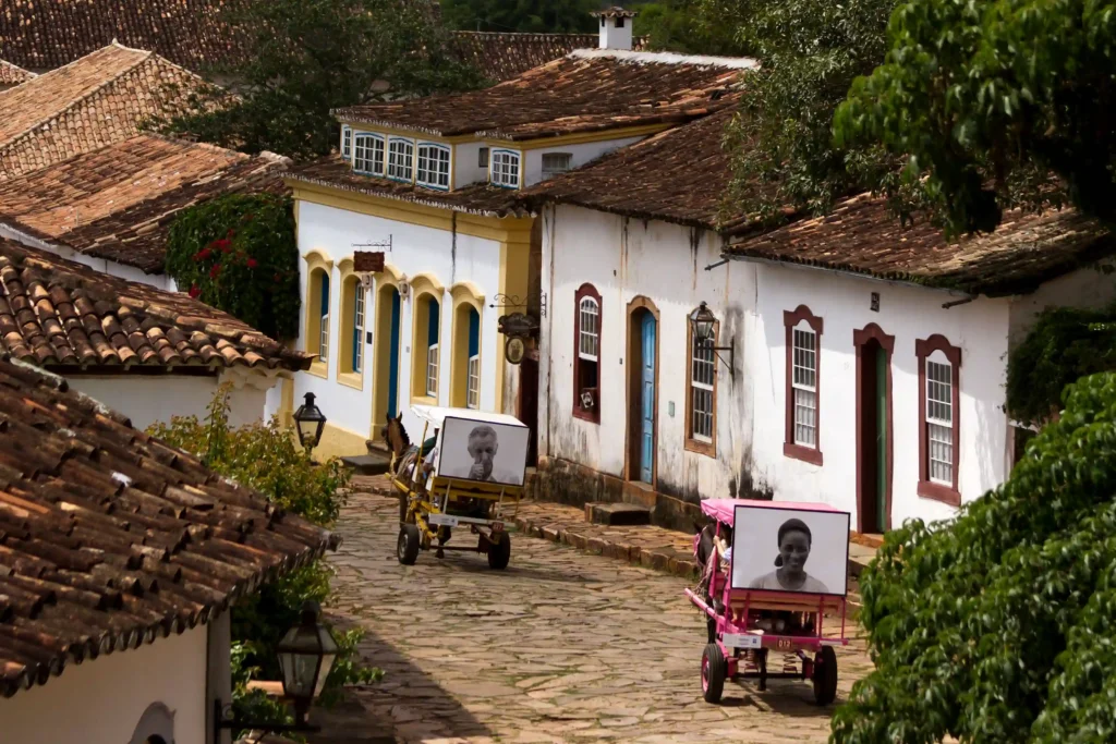 Projeto Moradores em Tiradentes: retratos em charretes nas ruas de pedra do centro histórico