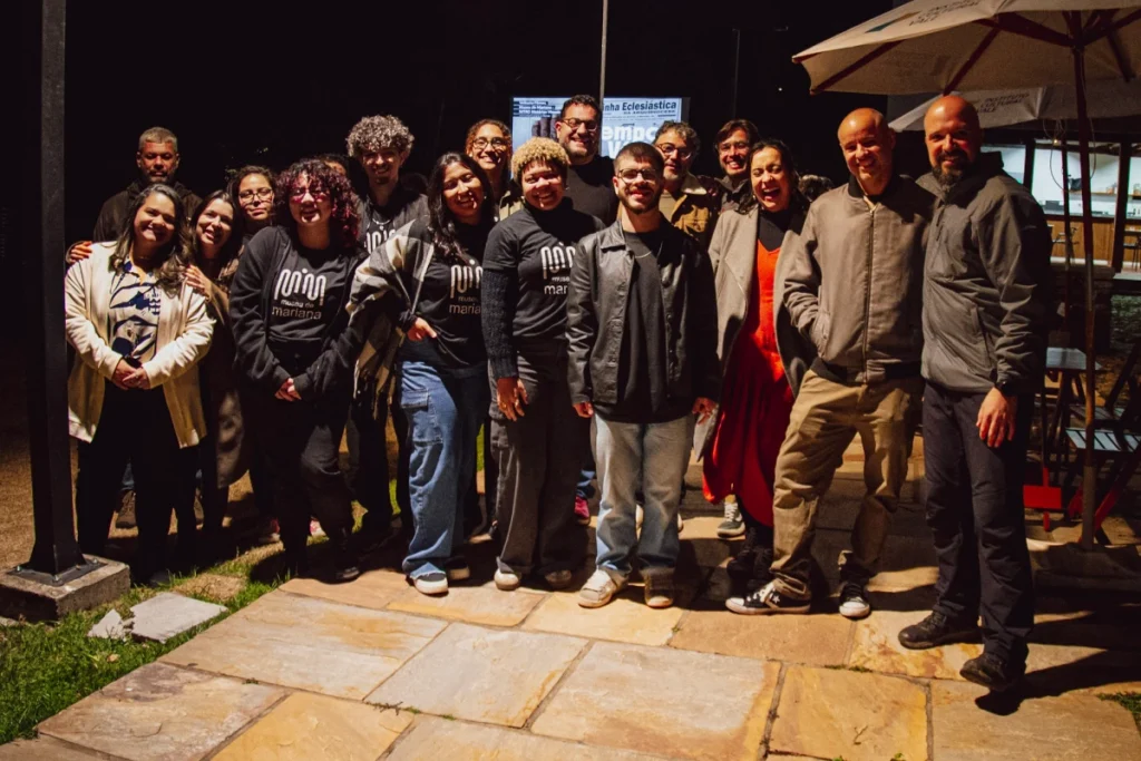 Exibição de Tempo Vário em Mariana: equipe do filme reunida em foto de grupo