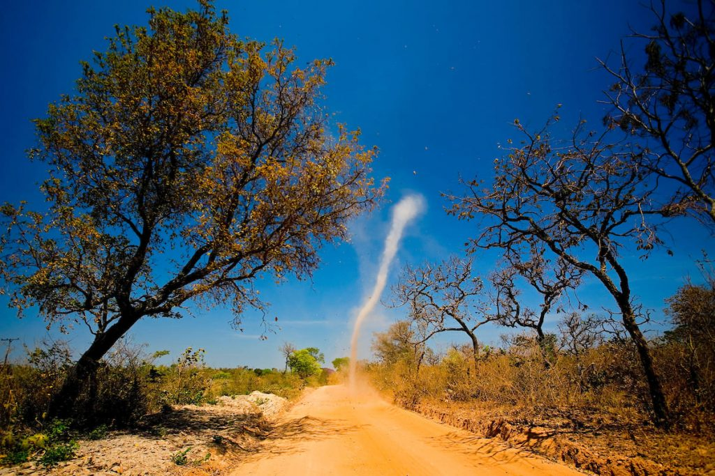 Tramas: redemoinho de poeira em estrada de terra no cerrado