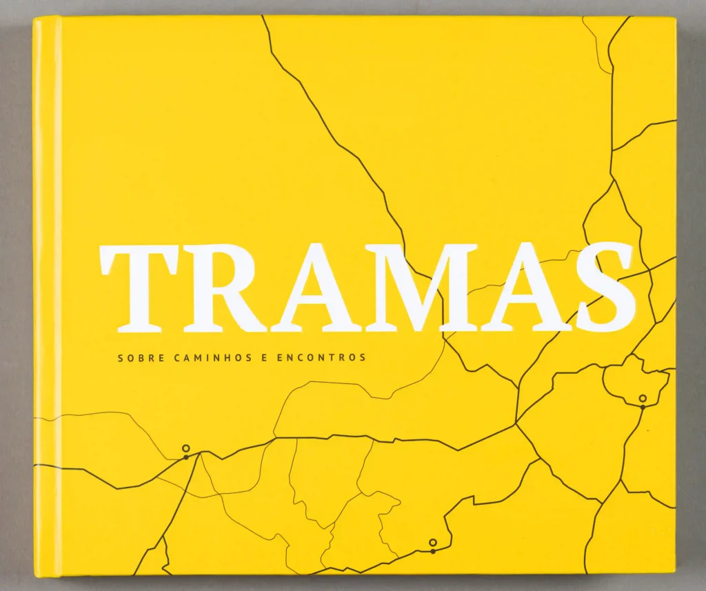 Livro Tramas: sobre caminhos e encontros, capa amarela