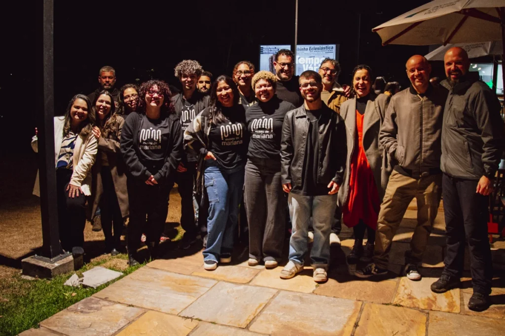 Exibição de Tempo Vário em Mariana: equipe do filme reunida em foto de grupo