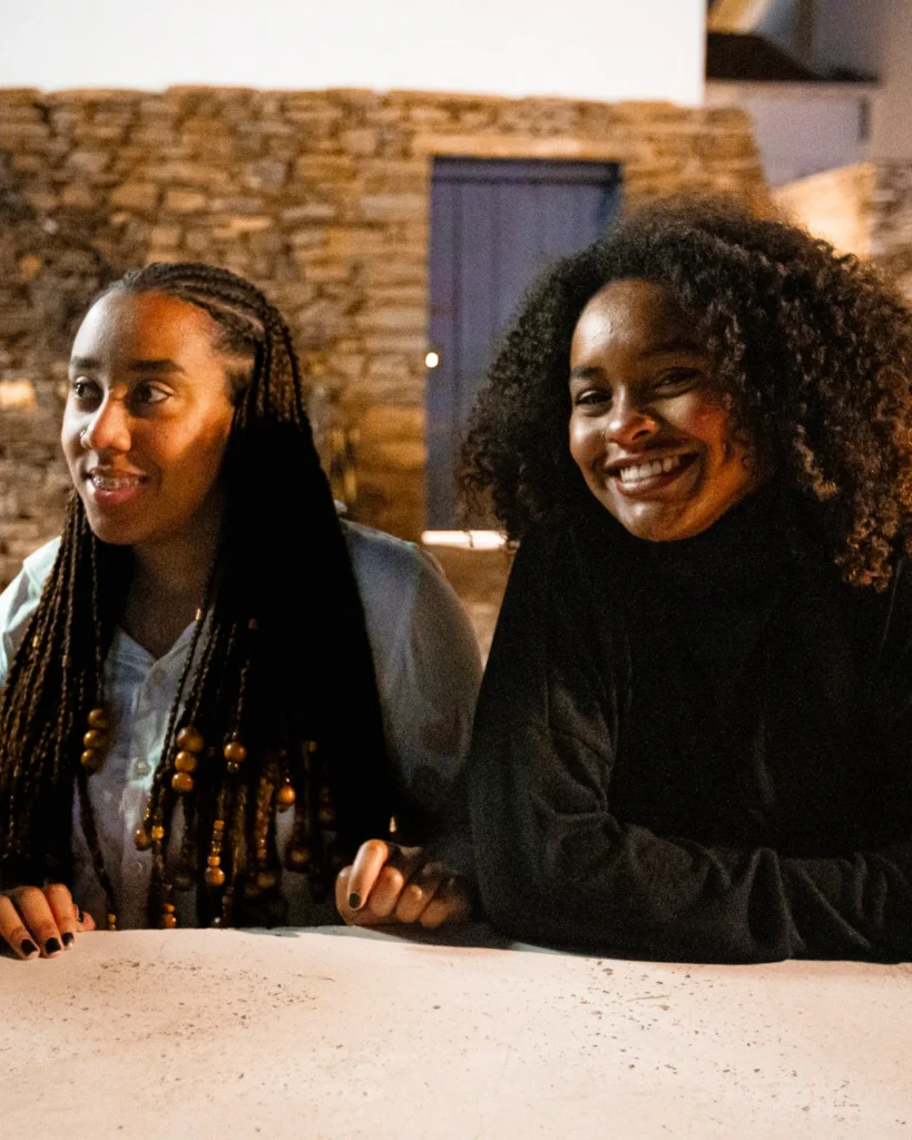 Exibição de Tempo Vário em Mariana: duas jovens sorridentes na plateia