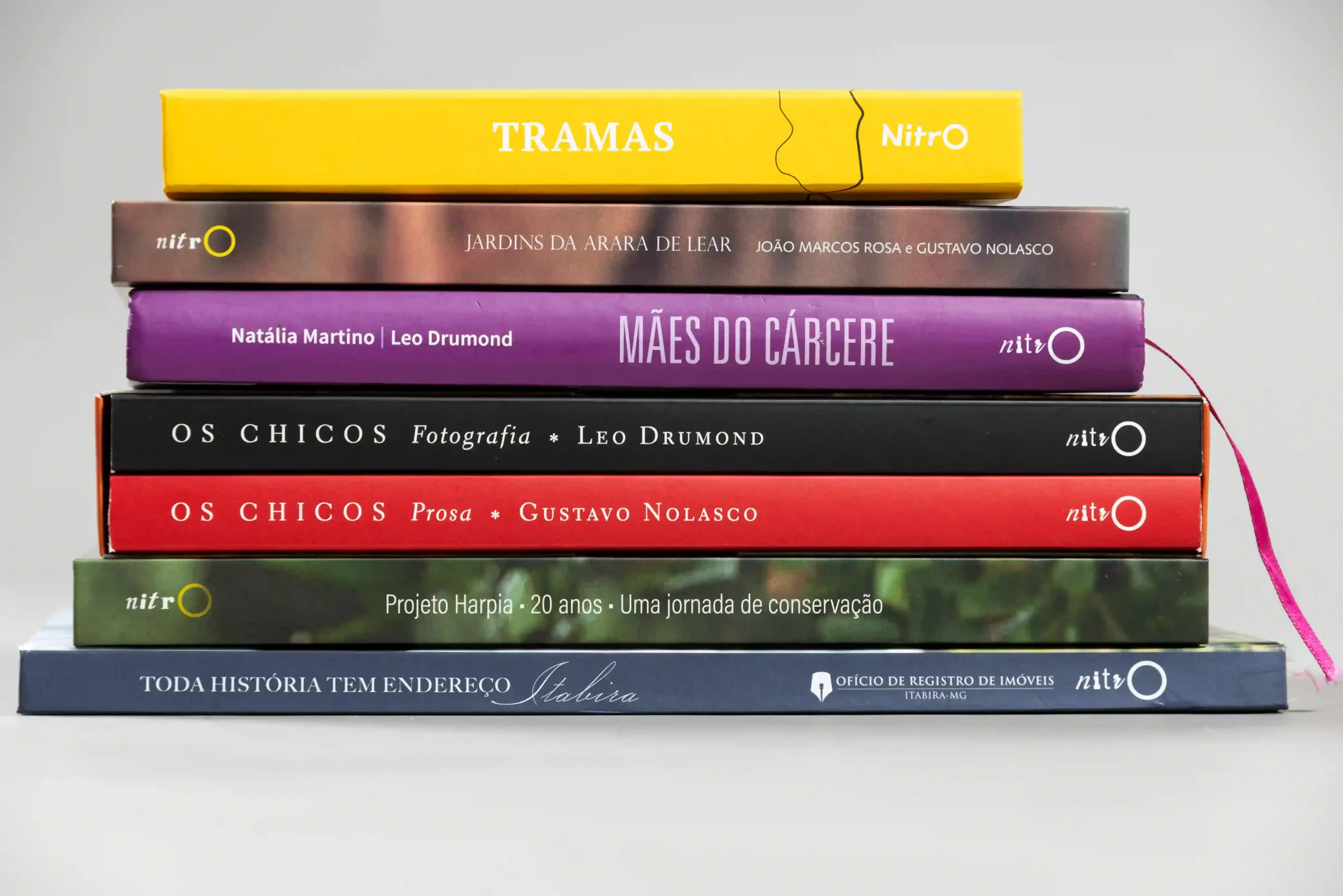 Pilha de livros produzidos pela NITRO: Tramas, Mães do Cárcere, Os Chicos e outros