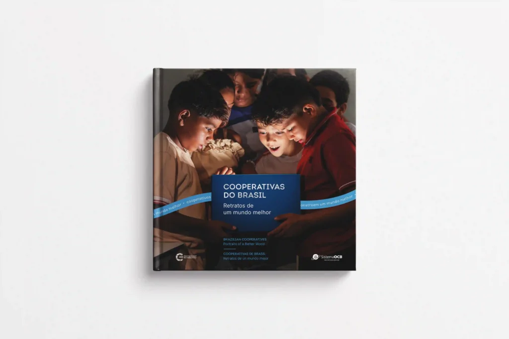 Livro Cooperativas do Brasil: capa com crianças iluminadas por tela