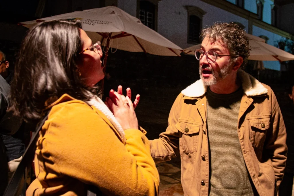 Exibição de Tempo Vário em Mariana: convidados conversam animados