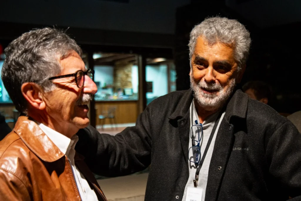 Exibição de Tempo Vário em Mariana: convidados se cumprimentam sorrindo