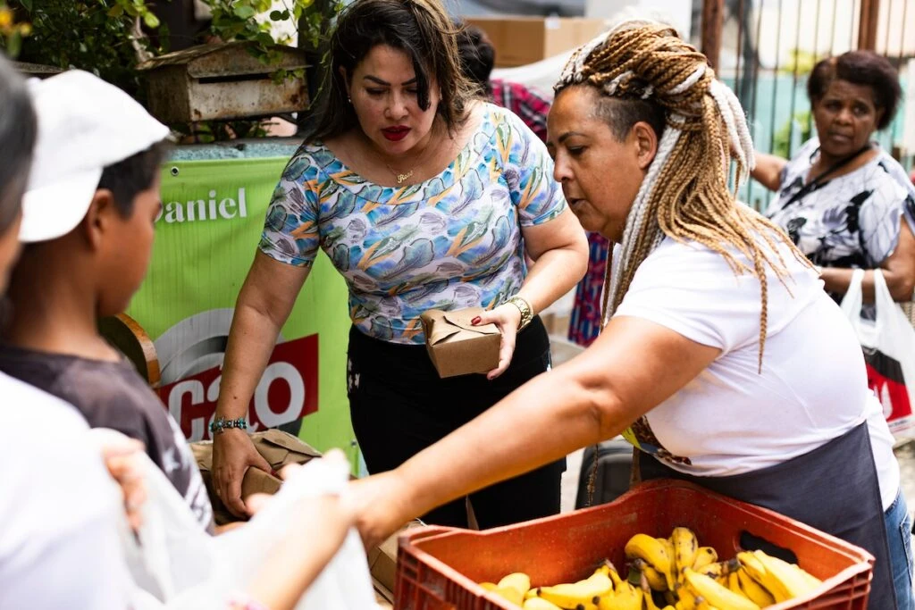 Ação da Cidadania, Natal Sem Fome: voluntárias distribuem marmitas e bananas